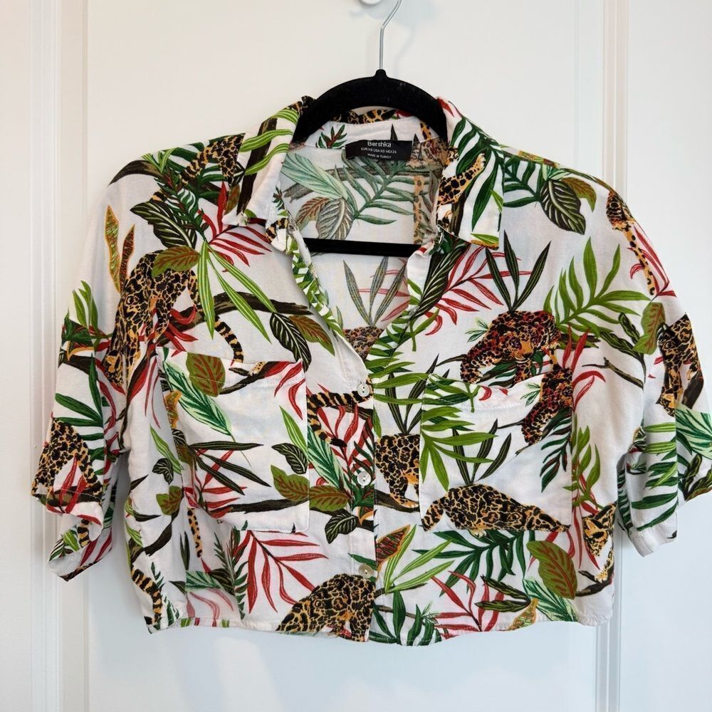 BERSHKA |  Cropped button up